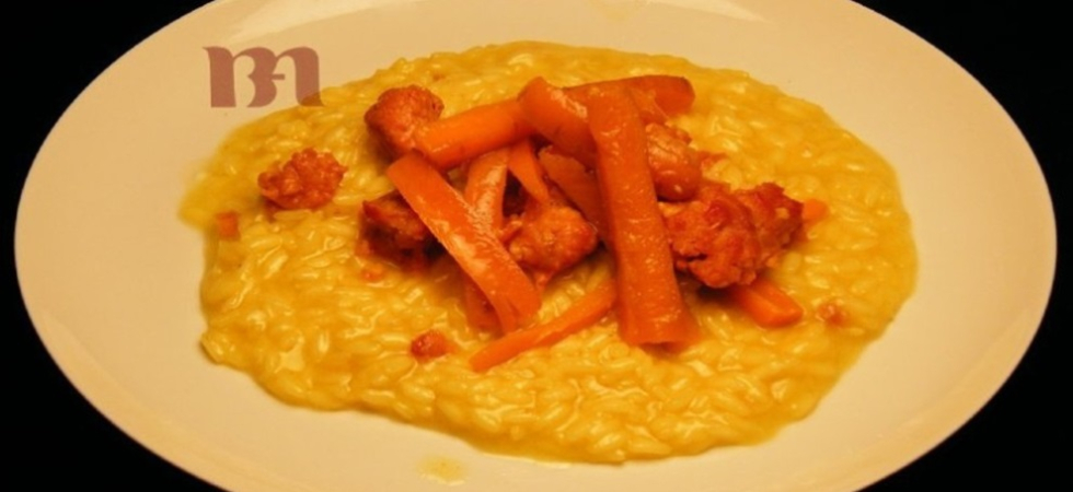 Risotto allo zafferano, salsiccia e carote